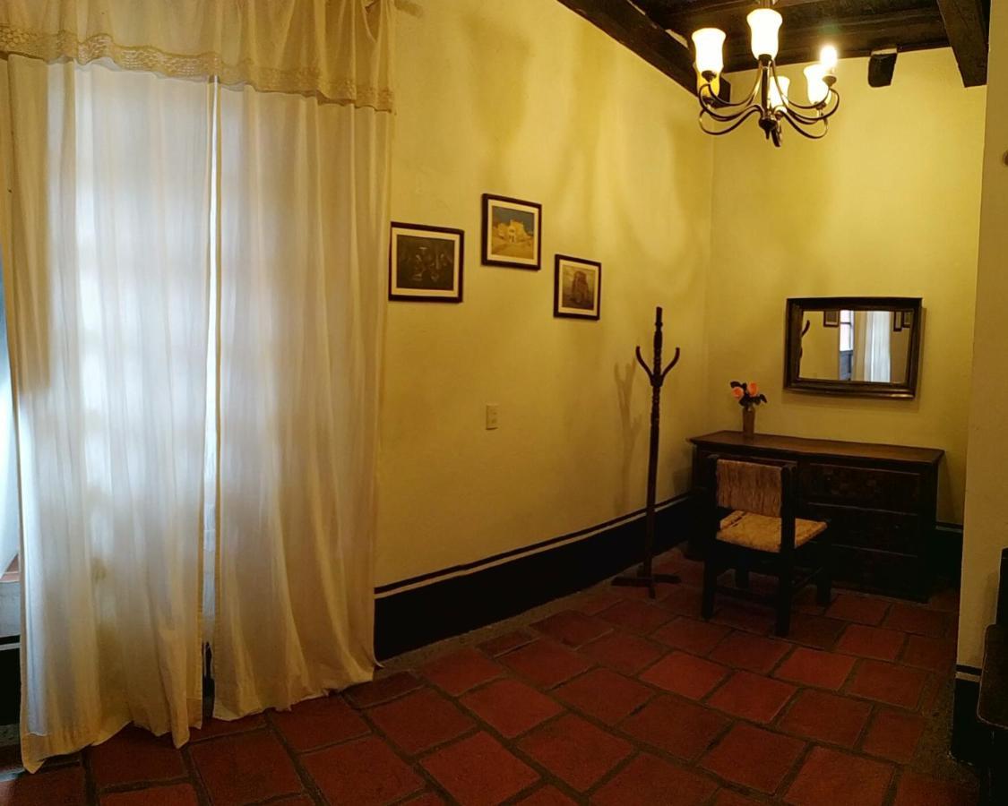La Casona De La Esmeralda * Mascota